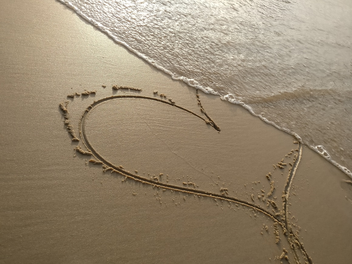Heart in sand Heart in sand